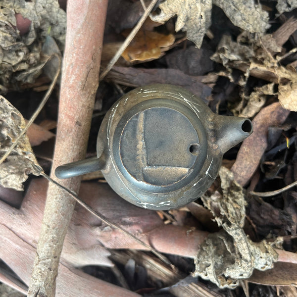 100ml Onggi inspired black scratch teapot [Seong Il Hong : Boseong, South Korea ]