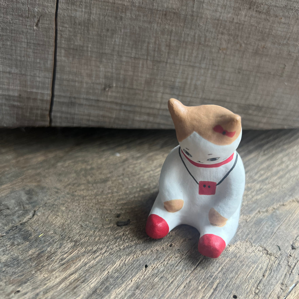 Sitting White Cat Tea Companion : Lu Yanjiu Jingdezhen