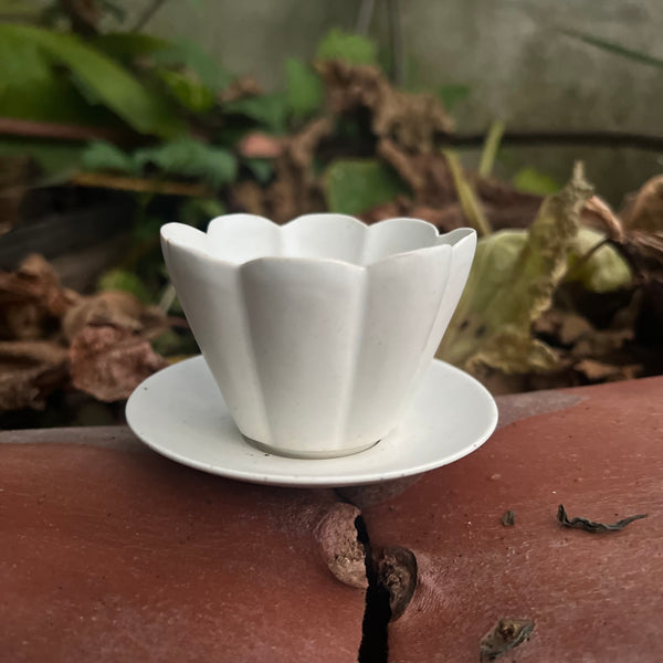 Flower shaped porcelan teacup set [Seong Il Hong : Boseong, South Korea ]i