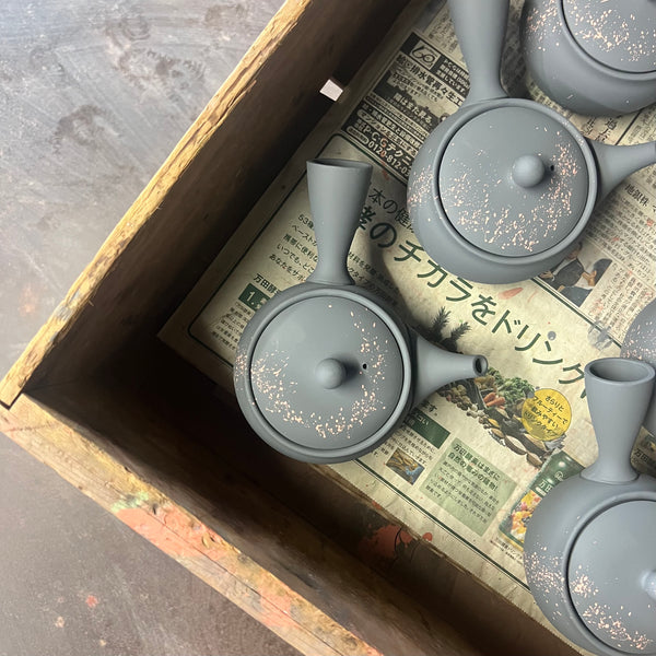 Everyday range : 340ml Round Red Shudei Ikomi [鋳込み] Tokoname Kyusu Teapot with belt Strainer [Tomisen Kiln]