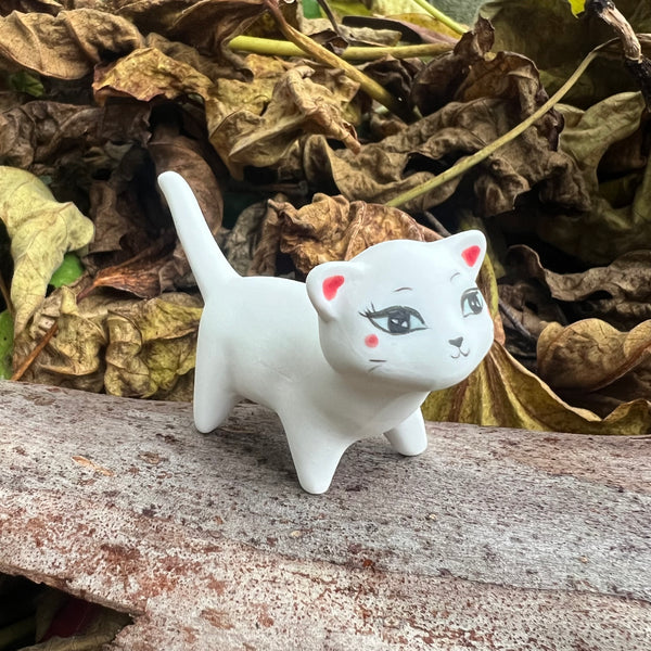 White cat tea pet : Lu Dan Cheng Jingdezhen