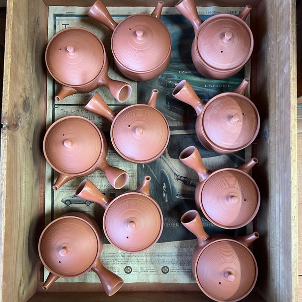 290ml Black Shudei Tobikanna (飛び鉋)/ Bani Kyusu with sesame filter [Gyokuryū Kiln]