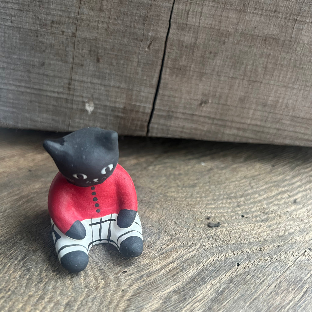 Sitting Black Cat Tea Companion : Lu Yanjiu Jingdezhen