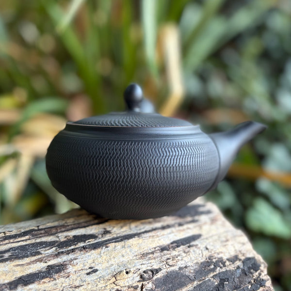 Everyday range : 320ml Ikomi [鋳込み] Black Shudei with Brown Rim Tokoname Kyusu Belt Strainer [Tomisen Kiln]