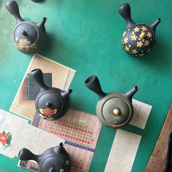 200ml Maru-gata (丸形) Cat & paw Ikomi Kokudei kyusu with sesame strainer [Shōhō Kiln]