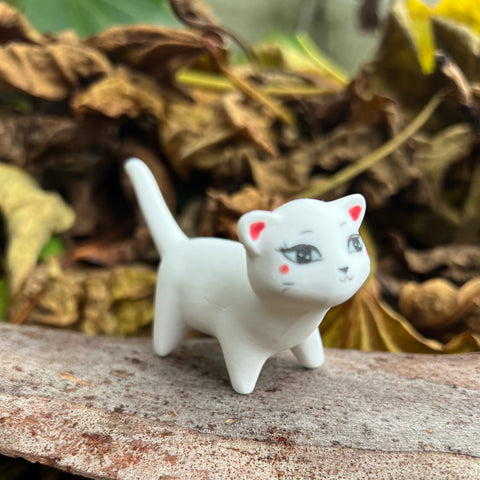 White cat tea pet : Lu Dan Cheng Jingdezhen