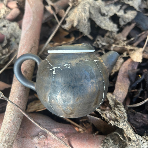 100ml Onggi inspired black scratch teapot [Seong Il Hong : Boseong, South Korea ]