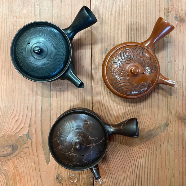 290ml Black Shudei Tobikanna (飛び鉋)/ Bani Kyusu with sesame filter [Gyokuryū Kiln]