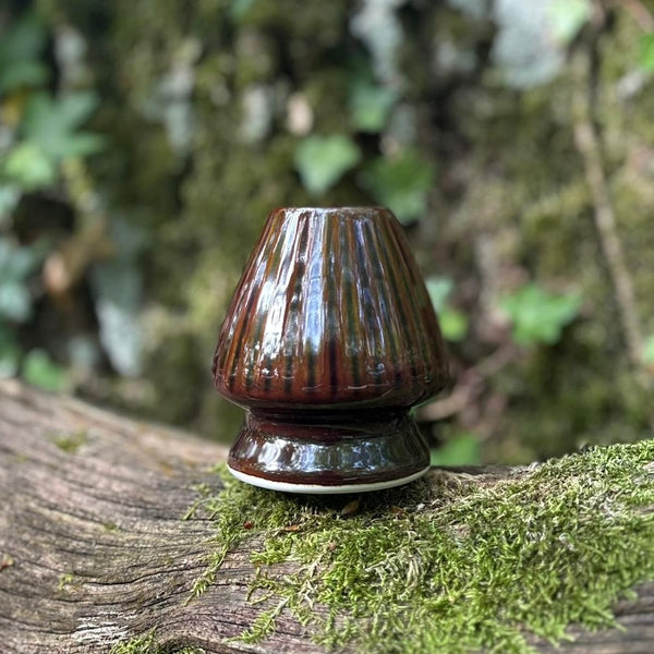 Brown Shine Mino-yaki chasen holder / kusenaoshi [茶筅くせ直し] [Meisen Kiln (明泉窯]