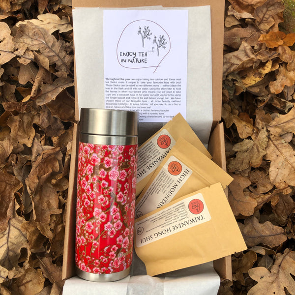 Enjoy tea in nature [gift set] : patterned red flask