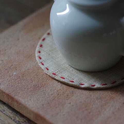 Round placemat ‘red stitch’ XiaBu Ramie Cloth 9cm